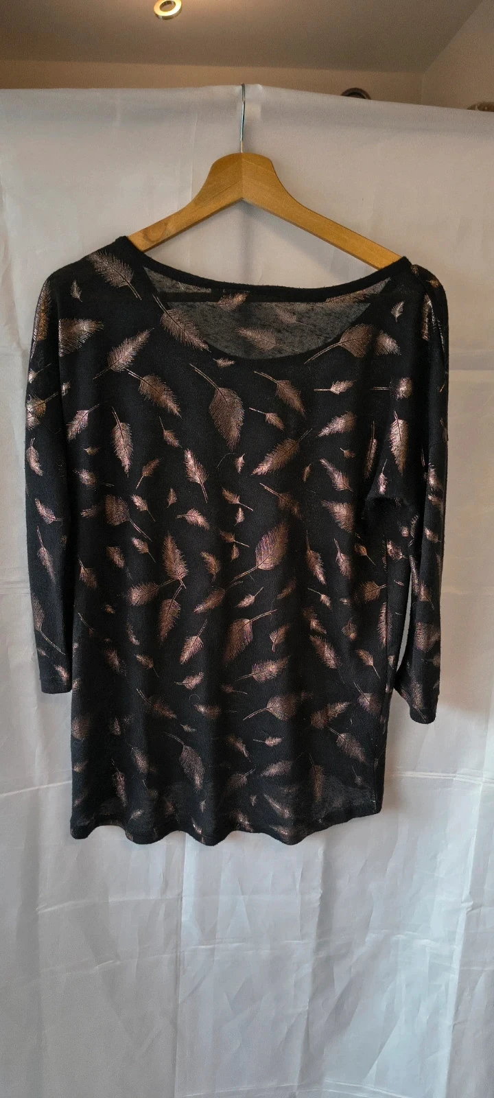 Trendy zwart licht transparant shirt met 3/4 mouwen | Smalle maat S | Feather print |#289 – photo 4